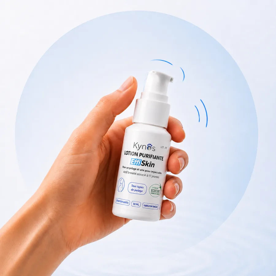 Main agitant un flacon EffiSkin Lotion avant utilisation